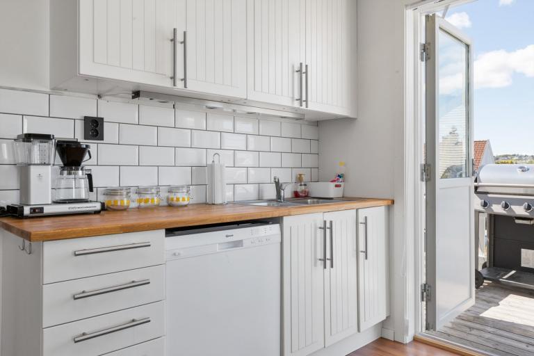 Kjøkken med utgang til balkong.